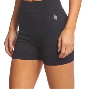 FREE PEOPLE Movement Prajna Seamless Shorts in Black Size X-Small / Small NWOT